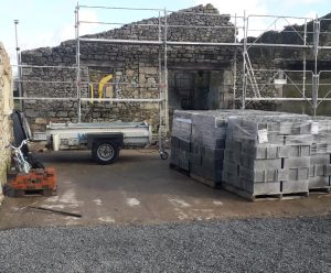 Pose échafaudage après démontage de l'ancienne toiture.