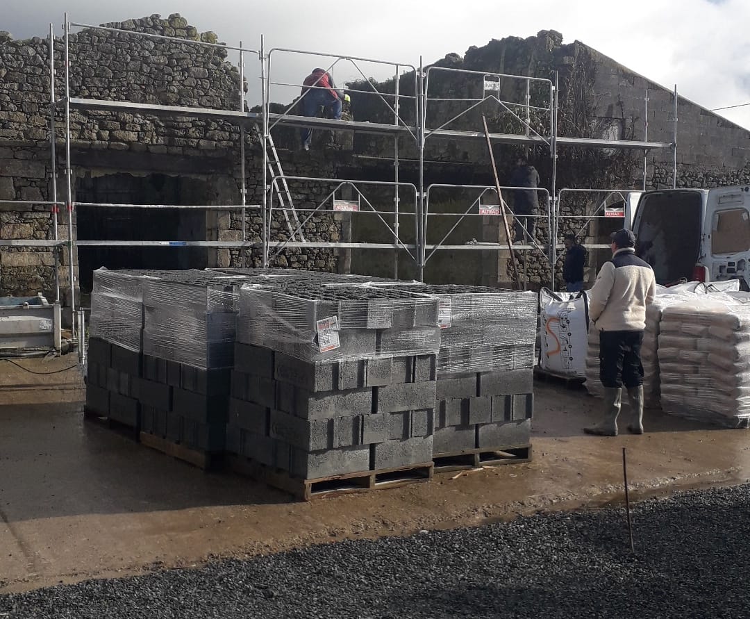 Début du renforcement des piliers en pierres.