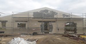 Reconstruction de la façade, création d'une ouverture porte-fenêtre en remplacement de la porte de la grange. Enduisage.